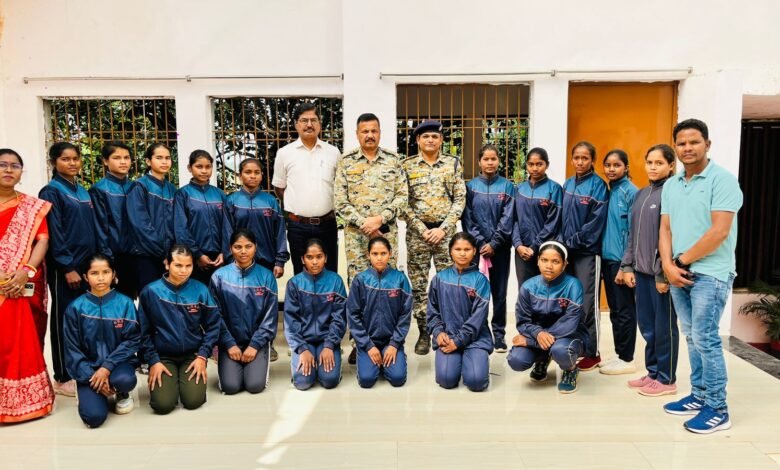 नक्सल प्रभावित क्षेत्र के खिलाड़ियों ने पुलिस अधीक्षक धर्मेंद्र सिंह (IPS) से की मुलाकात, एसपी ने बढ़ाया हौसला और दीं शुभकामनाएं