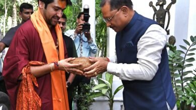 मुख्यमंत्री ने बागेश्वर धाम के पीठाधीश्वर पं. धीरेंद्र शास्त्री से लिया आशीर्वाद 2 मुख्यमंत्री ने बागेश्वर धाम के पीठाधीश्वर पं. धीरेंद्र शास्त्री से लिया आशीर्वाद