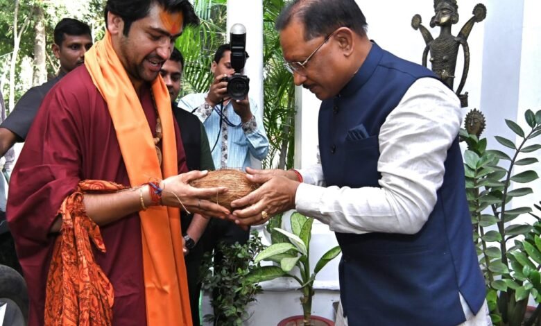 मुख्यमंत्री ने बागेश्वर धाम के पीठाधीश्वर पं. धीरेंद्र शास्त्री से लिया आशीर्वाद