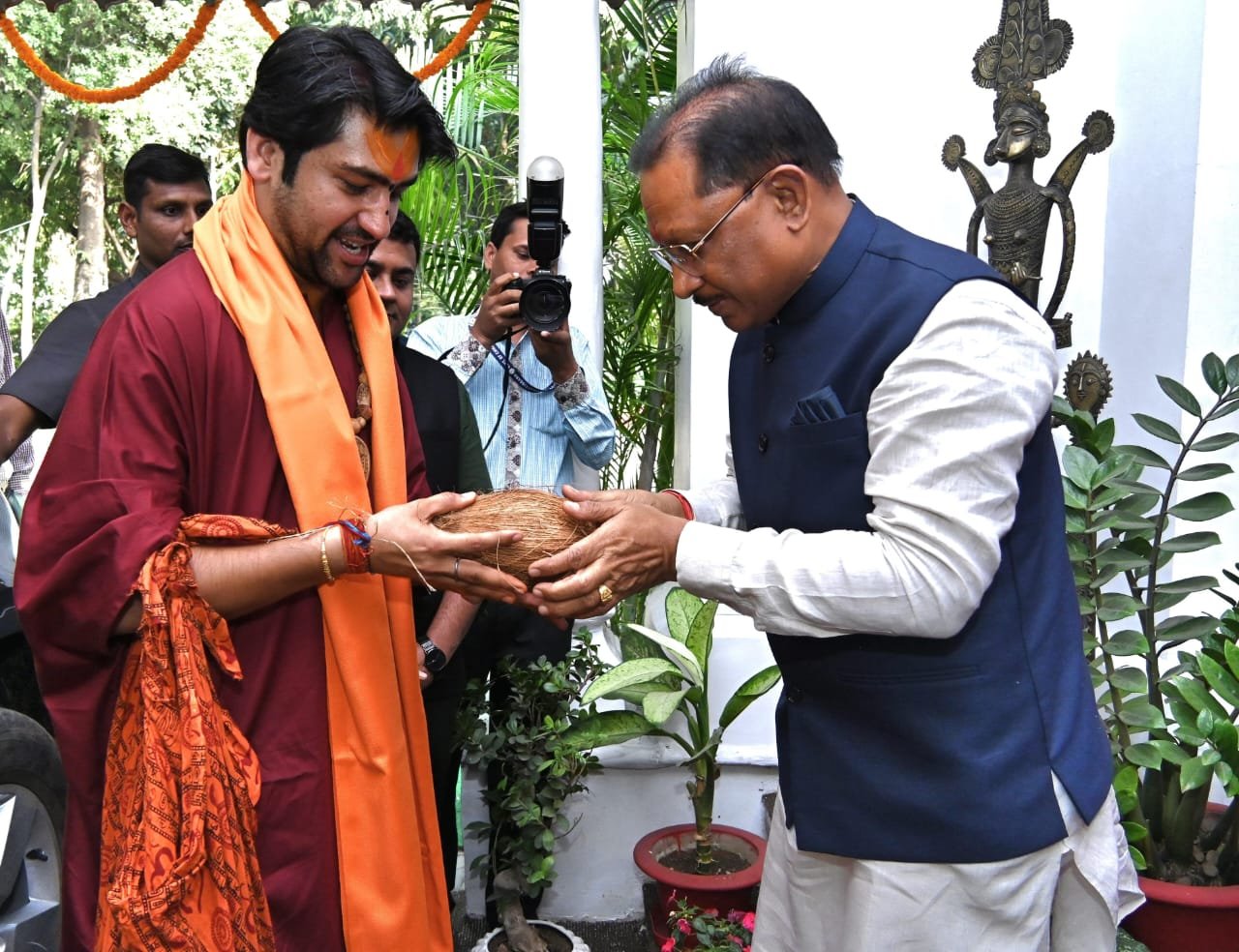 मुख्यमंत्री ने बागेश्वर धाम के पीठाधीश्वर पं. धीरेंद्र शास्त्री से लिया आशीर्वाद 1 मुख्यमंत्री ने बागेश्वर धाम के पीठाधीश्वर पं. धीरेंद्र शास्त्री से लिया आशीर्वाद