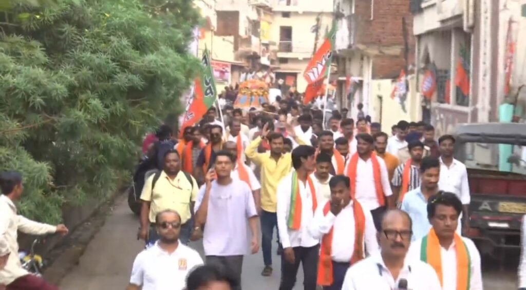 छत्तीसगढ़ चुनाव 2024: रायपुर दक्षिण में थमा चुनावी शोर, सीएम विष्णुदेव साय ने किया रोड शो 4 छत्तीसगढ़ चुनाव 2024: रायपुर दक्षिण में थमा चुनावी शोर, सीएम विष्णुदेव साय ने किया रोड शो