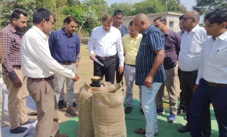 कबीरधाम कलेक्टर ने किसान का तिलक और माला पहनाकर धान खरीदी की शुरुआत की, कलेक्टर ने धान तौला
