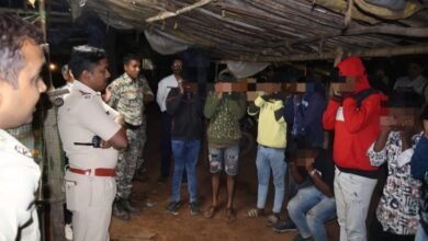 कवर्धा: सुनसान इलाकों में शराब पीने वालों पर कार्रवाई, पुलिस ने कराई उठक-बैठक 3 कवर्धा: सुनसान इलाकों में शराब पीने वालों पर कार्रवाई, पुलिस ने कराई उठक-बैठक