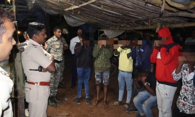 कवर्धा: सुनसान इलाकों में शराब पीने वालों पर कार्रवाई, पुलिस ने कराई उठक-बैठक