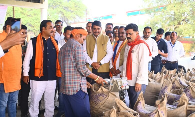 उपमुख्यमंत्री विजय शर्मा ने कवर्धा में धान खरीदी व्यवस्था का किया निरीक्षण, किसानों की राय से नीतियों को और बेहतर बनाने पर जोर