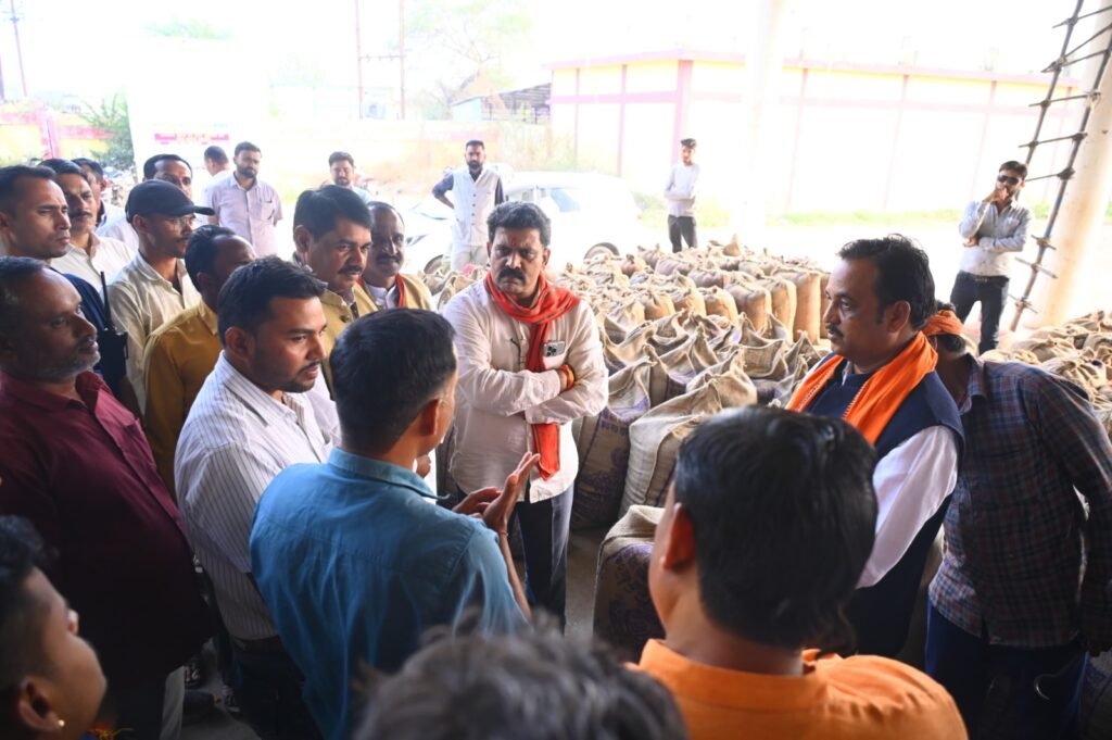 उपमुख्यमंत्री विजय शर्मा ने कवर्धा में धान खरीदी व्यवस्था का किया निरीक्षण, किसानों की राय से नीतियों को और बेहतर बनाने पर जोर 2 उपमुख्यमंत्री विजय शर्मा ने कवर्धा में धान खरीदी व्यवस्था का किया निरीक्षण, किसानों की राय से नीतियों को और बेहतर बनाने पर जोर