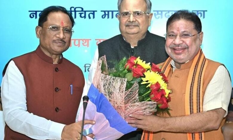 विधानसभा अध्यक्ष डॉ. रमन सिंह ने नवनिर्वाचित विधायक सुनील सोनी को विधानसभा सदस्यता की दिलाई शपथ