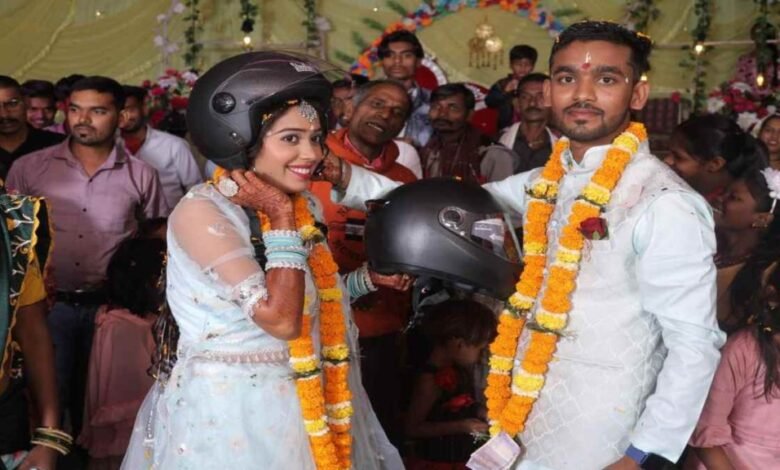 लव, रिंग और हेलमेट: 'साथ जिएंगे, हेलमेट पहनेंगे!' छत्तीसगढ़ के कपल का अनोखा अंदाज, पढ़ें पूरी खबर