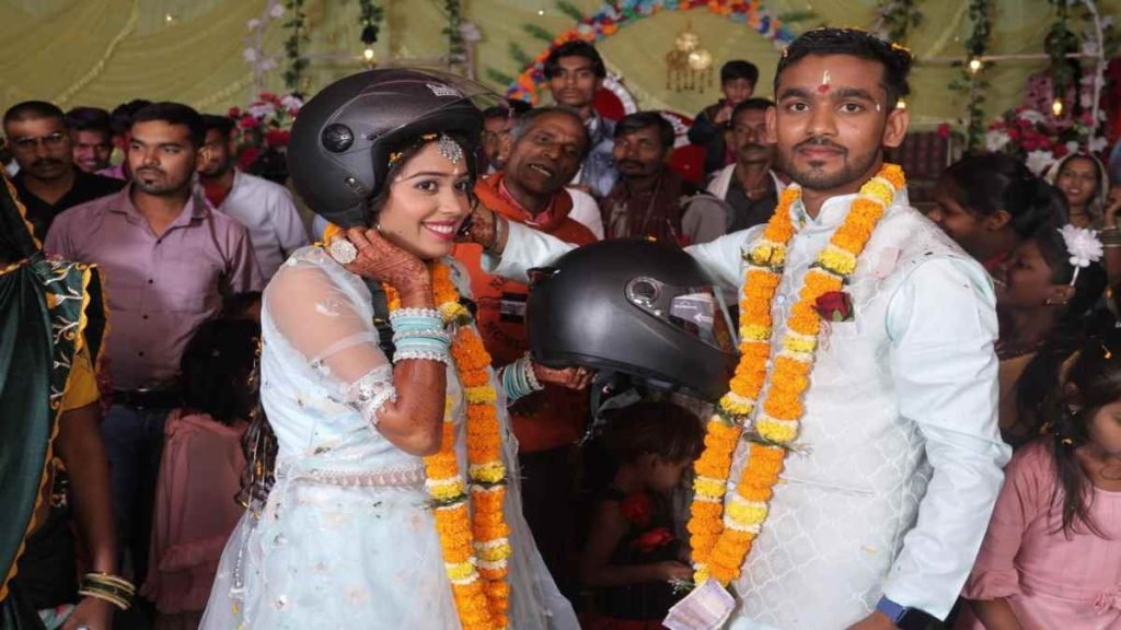 लव, रिंग और हेलमेट: 'साथ जिएंगे, हेलमेट पहनेंगे!' छत्तीसगढ़ के कपल का अनोखा अंदाज, पढ़ें पूरी खबर 1 लव, रिंग और हेलमेट: 'साथ जिएंगे, हेलमेट पहनेंगे!' छत्तीसगढ़ के कपल का अनोखा अंदाज, पढ़ें पूरी खबर