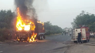बीच सड़क पर ट्रक में भीषण आग, लाखों का अनाज जलकर हुआ राख 4 बीच सड़क पर ट्रक में भीषण आग, लाखों का अनाज जलकर हुआ राख