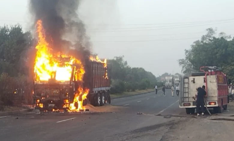 बीच सड़क पर ट्रक में भीषण आग, लाखों का अनाज जलकर हुआ राख