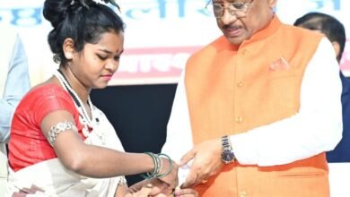बस्तर के तोकापाल की सुश्री बबीता नाग ने मुख्यमंत्री को बांधा निरामय सूत्र 1 बस्तर के तोकापाल की सुश्री बबीता नाग ने मुख्यमंत्री को बांधा निरामय सूत्र