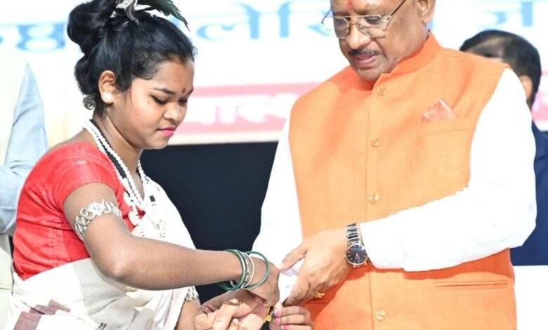 बस्तर के तोकापाल की सुश्री बबीता नाग ने मुख्यमंत्री को बांधा निरामय सूत्र