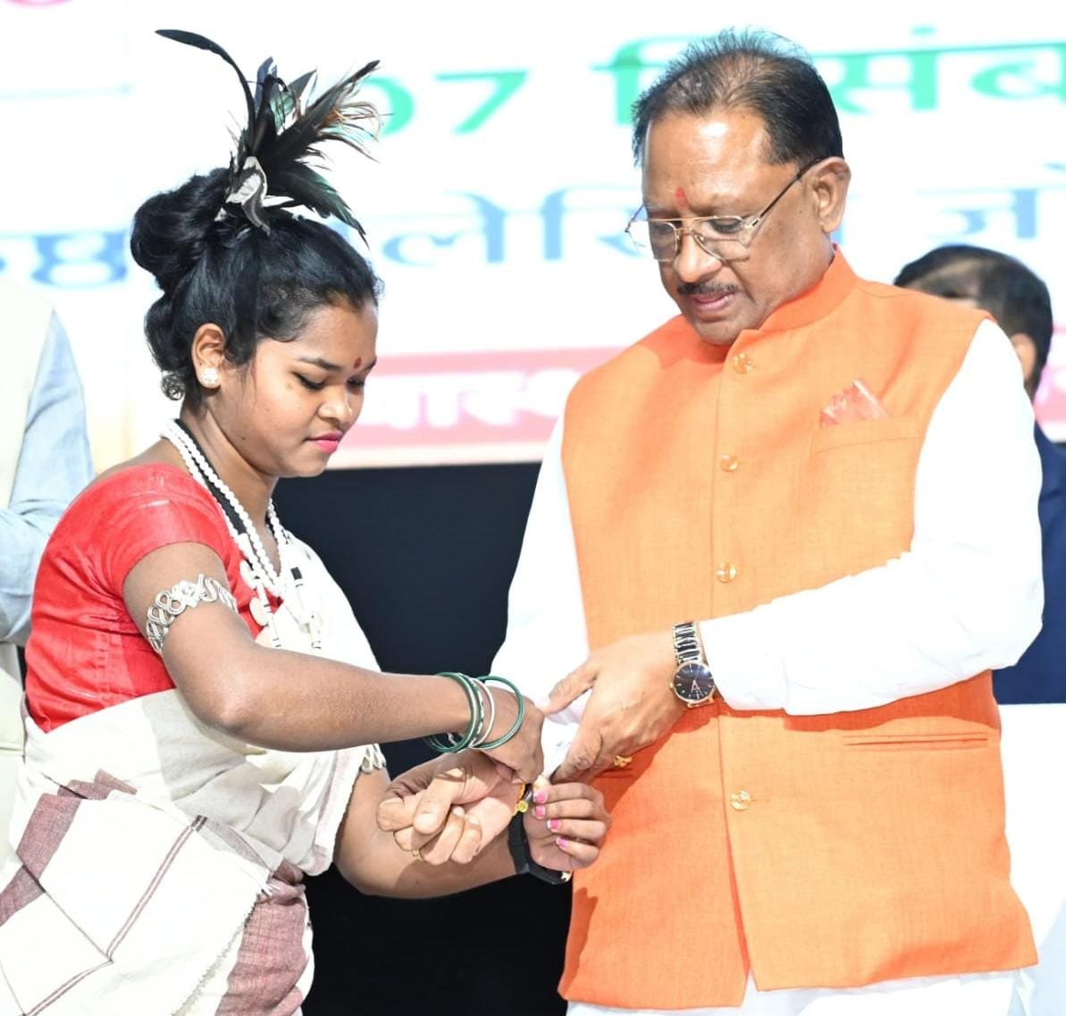 बस्तर के तोकापाल की सुश्री बबीता नाग ने मुख्यमंत्री को बांधा निरामय सूत्र 1 बस्तर के तोकापाल की सुश्री बबीता नाग ने मुख्यमंत्री को बांधा निरामय सूत्र