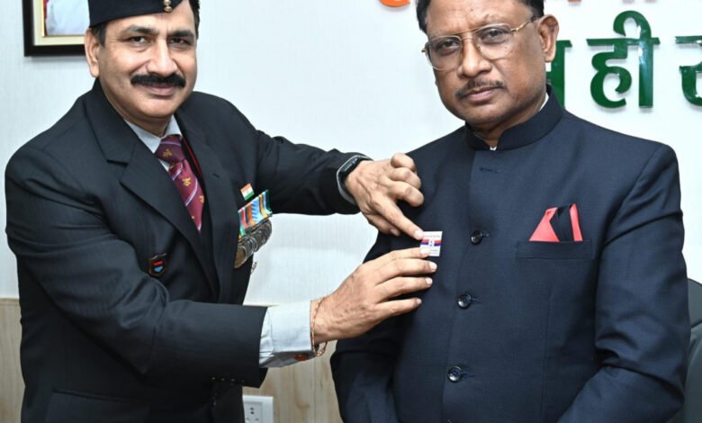 मुख्यमंत्री ने सशस्त्र सेना झंडा दिवस निधि में दिया योगदान, प्रदेशवासियों से अधिक से अधिक योगदान करने की अपील की