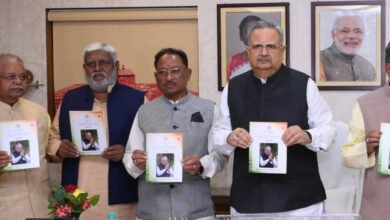 विधानसभा अध्यक्ष डॉ. सिंह, मुख्यमंत्री श्री साय एवं नेता प्रतिपक्ष डॉ. महंत ने किया विमोचन 12 विधानसभा अध्यक्ष डॉ. सिंह, मुख्यमंत्री श्री साय एवं नेता प्रतिपक्ष डॉ. महंत ने किया विमोचन