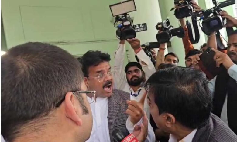 पत्रकार और भूपेश बघेल के बीच बहस, विधानसभा परिसर में हंगामा