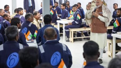 कुवैत में भारतीय श्रमिकों से बोले प्रधानमंत्री मोदी-आपका प्यार मुझे यहां तक खींच लाया 9 कुवैत में भारतीय श्रमिकों से बोले प्रधानमंत्री मोदी-आपका प्यार मुझे यहां तक खींच लाया
