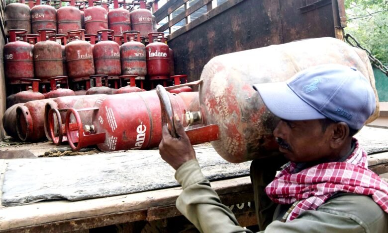 दिसंबर का पहला दिन: कमर्शियल गैस सिलेंडर महंगा, रसोई गैस की कीमत में कोई बदलाव नहीं
