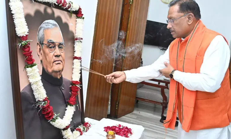 मुख्यमंत्री विष्णुदेव साय ने पूर्व प्रधानमंत्री अटल बिहारी वाजपेयी को जन्मशती पर किया नमन