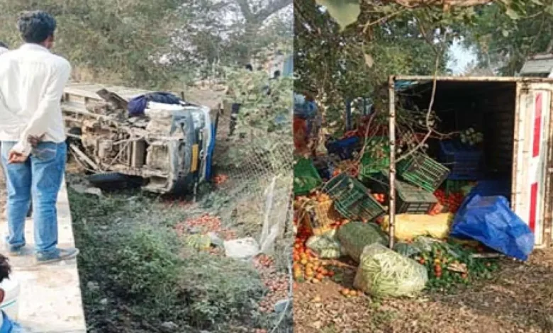कवर्धा: सब्जी लेकर जा रही तेज रफ्तार पिकअप वाहन अनियंत्रित होकर पलटी, किसान और चालक गंभीर रूप से घायल, लाखों का नुकसान।