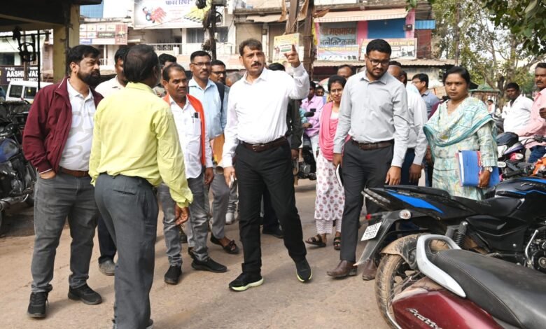 कलेक्टर ने ठाकुर देव चौक से हाईटेक बस स्टैंड तक सड़क निर्माण कार्य का किया निरीक्षण