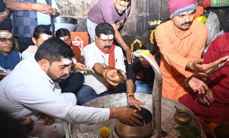 उपमुख्यमंत्री श्री शर्मा ने भोरमदेव और खेड़ापति हनुमान मंदिर में विशेष पूजा-अर्चना कर क्षेत्र विकास, सुख एवं समृद्धि की कामना की