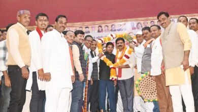 सेवा सहकारी समिति के नवनियुक्त अध्यक्षों ने उपमुख्यमंत्री विजय शर्मा का किया भव्य स्वागत, खुमरी पहनाकर नांगर व लाठी की भेंट 1 सेवा सहकारी समिति के नवनियुक्त अध्यक्षों ने उपमुख्यमंत्री विजय शर्मा का किया भव्य स्वागत, खुमरी पहनाकर नांगर व लाठी की भेंट