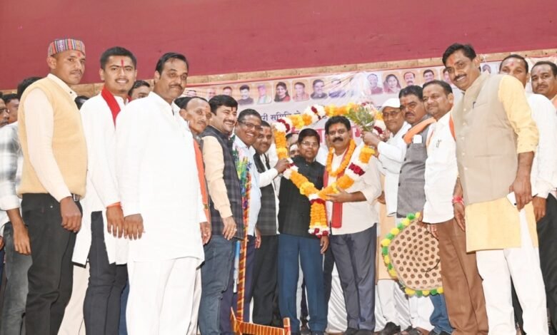 सेवा सहकारी समिति के नवनियुक्त अध्यक्षों ने उपमुख्यमंत्री विजय शर्मा का किया भव्य स्वागत, खुमरी पहनाकर नांगर व लाठी की भेंट