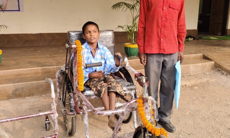 उपमुख्यमंत्री विजय शर्मा की पहल से दिव्यांग जयराम को मिली ट्राईसाइकिल और रोलेटर, स्कूल जाना हुआ आसान