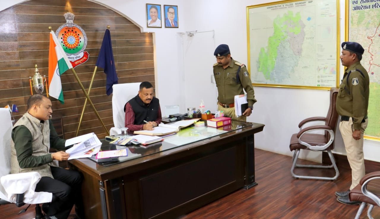 कबीरधाम : पुलिस अधीक्षक द्वारा जवानों की समस्याओं का समाधान, ओआर के माध्यम से त्वरित सुनवाई 1 कबीरधाम पुलिस अधीक्षक द्वारा जवानों की समस्याओं का समाधान, ओआर के माध्यम से त्वरित सुनवाई