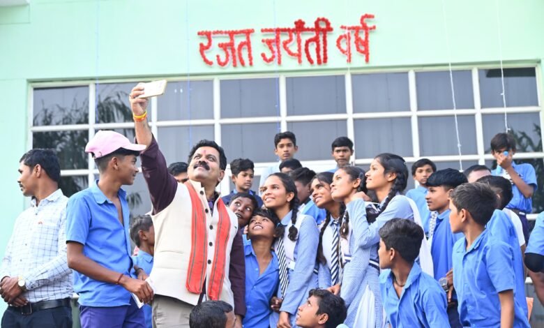 उपमुख्यमंत्री विजय शर्मा ने बोड़ला क्षेत्र के बच्चों को विधानसभा, जंगल सफारी और साइंस सेंटर का कराया भ्रमण