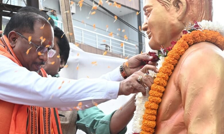 मुख्यमंत्री विष्णु देव साय ने पूर्व प्रधानमंत्री श्रद्धेय अटल जी की प्रतिमा पर माल्यार्पण कर उनका पुण्य स्मरण किया