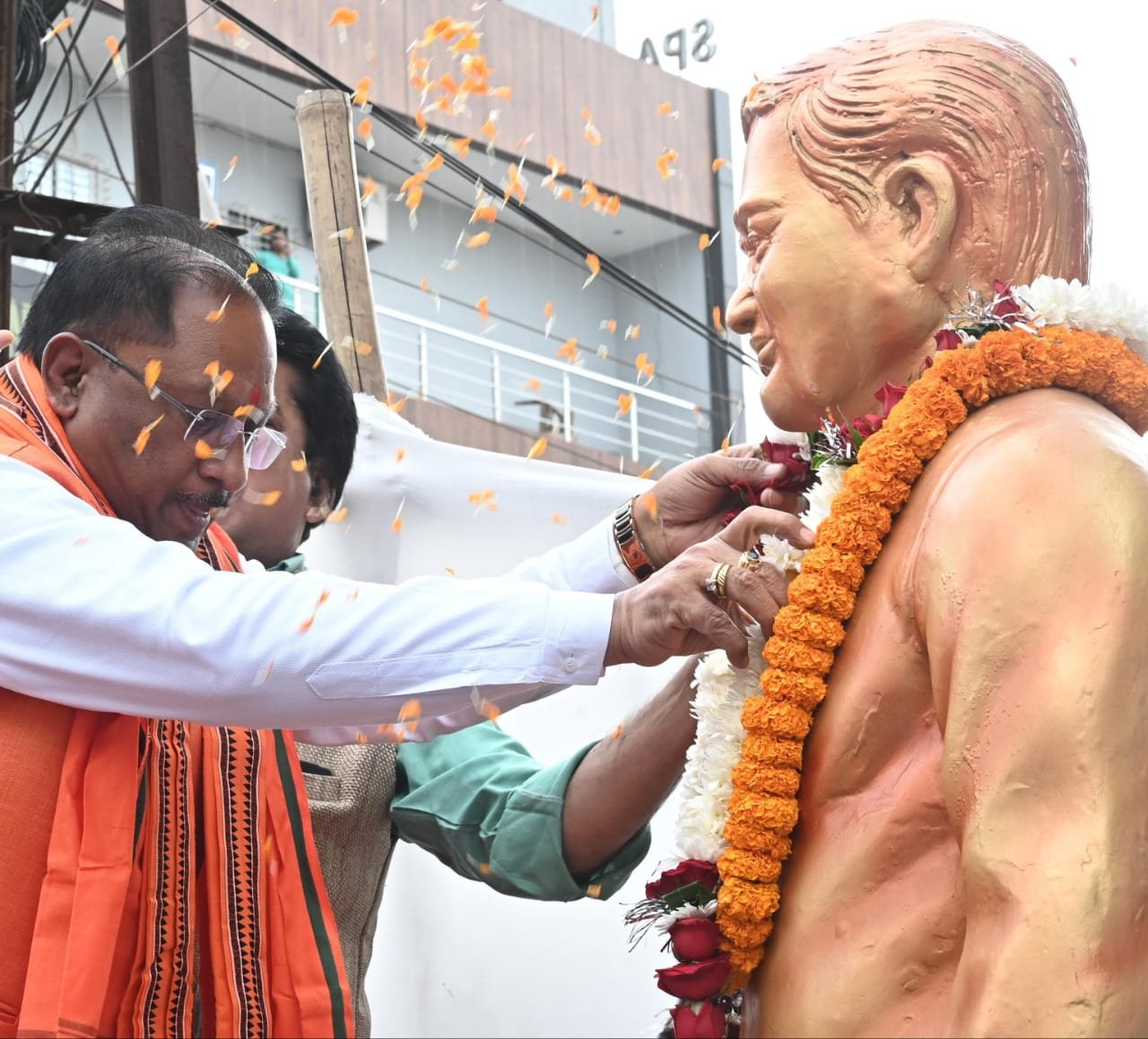 मुख्यमंत्री विष्णु देव साय ने पूर्व प्रधानमंत्री श्रद्धेय अटल जी की प्रतिमा पर माल्यार्पण कर उनका पुण्य स्मरण किया 1 मुख्यमंत्री विष्णु देव साय ने पूर्व प्रधानमंत्री श्रद्धेय अटल जी की प्रतिमा पर माल्यार्पण कर उनका पुण्य स्मरण किया