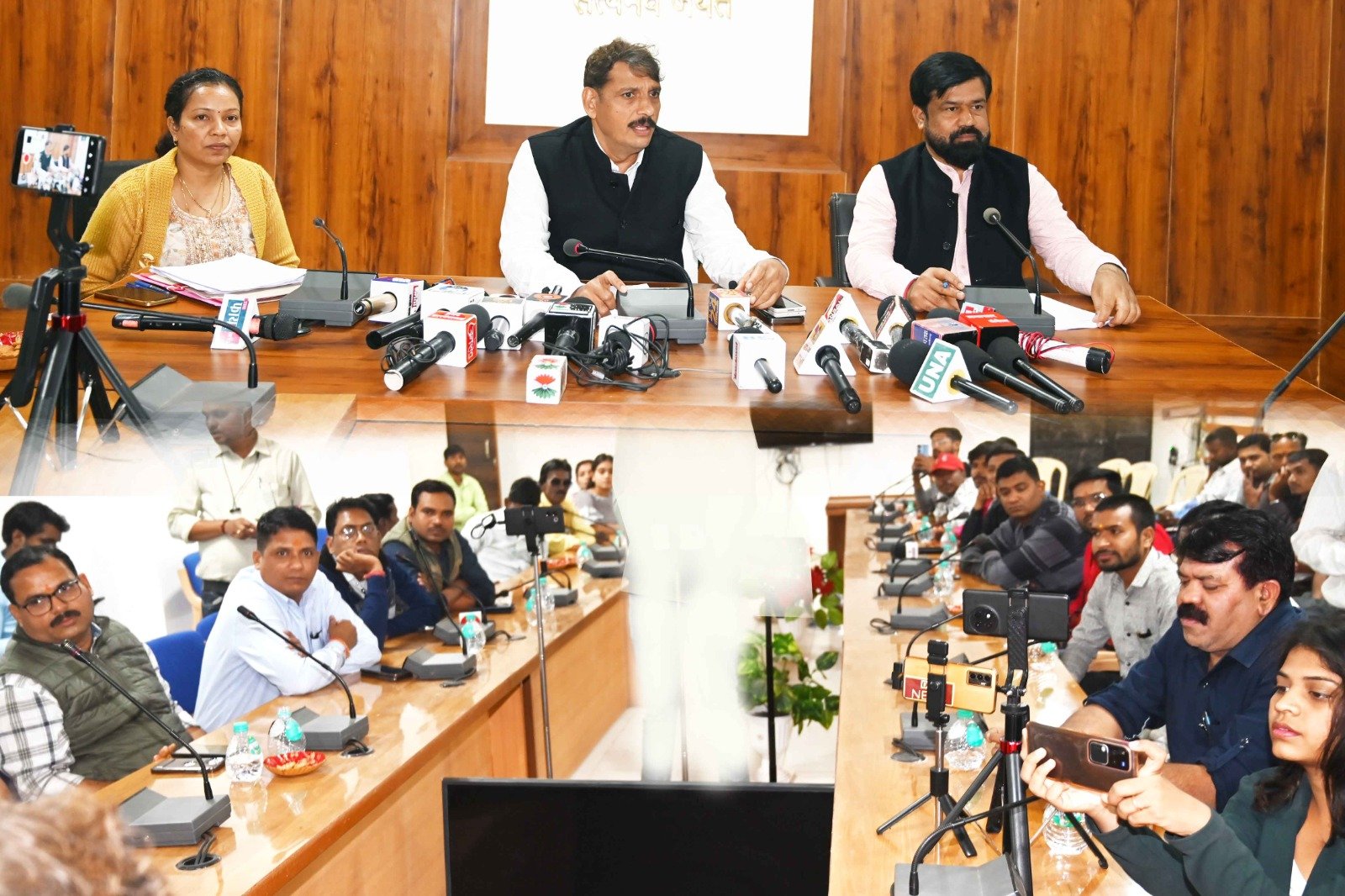 कलेक्टर गोपाल वर्मा ने प्रेसवार्ता लेकर नगरीय निकाय और त्रिस्तरीय पंचायत चुनाव के कार्यक्रम की जानकारी दी 1 कलेक्टर गोपाल वर्मा ने प्रेसवार्ता लेकर नगरीय निकाय और त्रिस्तरीय पंचायत चुनाव के कार्यक्रम की जानकारी दी