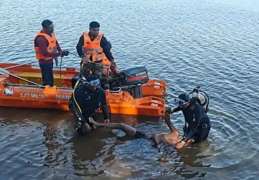 डैम में डूबने से युवक की मौत, एसडीआरएफ ने कई घंटे बाद शव किया बरामद 1 डैम में डूबने से युवक की मौत, एसडीआरएफ ने कई घंटे बाद शव किया बरामद