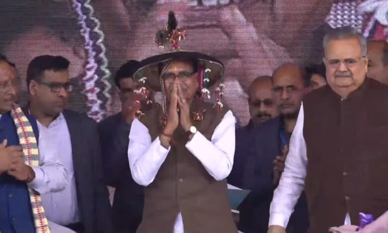 ‘मोर आवास मोर अधिकार’ कार्यक्रम दुर्ग : शिवराज सिंह चौहान ने प्रधानमंत्री आवास योजना के लाभार्थियों को सौंपी आवास की चाबी, उत्कृष्ट पंचायतों और स्वच्छता समूहों को दिया सम्मान