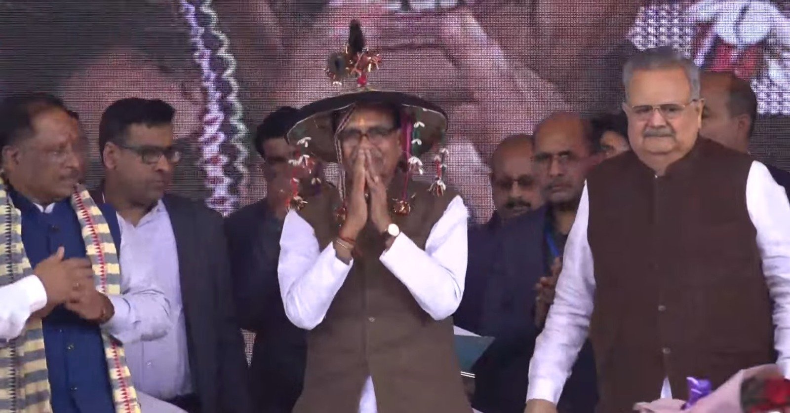 ‘मोर आवास मोर अधिकार’ कार्यक्रम दुर्ग : शिवराज सिंह चौहान ने प्रधानमंत्री आवास योजना के लाभार्थियों को सौंपी आवास की चाबी, उत्कृष्ट पंचायतों और स्वच्छता समूहों को दिया सम्मान 1 ‘मोर आवास मोर अधिकार’ कार्यक्रम दुर्ग : शिवराज सिंह चौहान ने प्रधानमंत्री आवास योजना के लाभार्थियों को सौंपी आवास की चाबी, उत्कृष्ट पंचायतों और स्वच्छता समूहों को दिया सम्मान