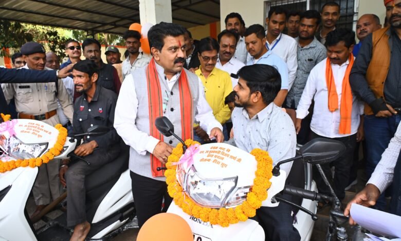 दिव्यांगजनों के सशक्तिकरण में ऐतिहासिक कदम: उपमुख्यमंत्री विजय शर्मा ने 40 दिव्यांगजनों को वितरित की स्कूटी 7 दिव्यांगजनों के सशक्तिकरण में ऐतिहासिक कदम: उपमुख्यमंत्री विजय शर्मा ने 40 दिव्यांगजनों को वितरित की स्कूटी