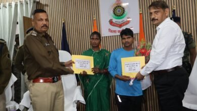 नई पुनर्वास नीति का असर: 10 लाख के इनामी नक्सली दंपत्ति ने कबीरधाम पुलिस के समक्ष किया आत्मसमर्पण 11 नई पुनर्वास नीति का असर: 10 लाख के इनामी नक्सली दंपत्ति ने कबीरधाम पुलिस के समक्ष किया आत्मसमर्पण