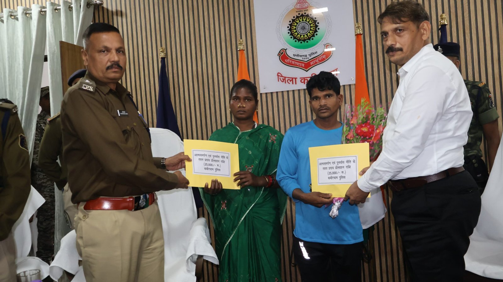 नई पुनर्वास नीति का असर: 10 लाख के इनामी नक्सली दंपत्ति ने कबीरधाम पुलिस के समक्ष किया आत्मसमर्पण 1 नई पुनर्वास नीति का असर: 10 लाख के इनामी नक्सली दंपत्ति ने कबीरधाम पुलिस के समक्ष किया आत्मसमर्पण
