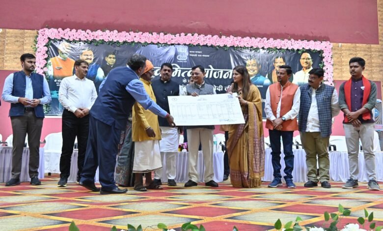 पीढ़ियों से काबिज जमीन का मालिकाना हक दिलाने वाली स्वामित्व योजना का शुभारंभ, 7,025 संपत्ति कार्ड वितरित 2 पीढ़ियों से काबिज जमीन का मालिकाना हक दिलाने वाली स्वामित्व योजना का शुभारंभ, 7,025 संपत्ति कार्ड वितरित