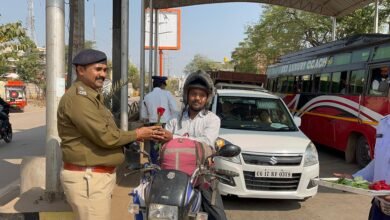 यातायात नियमों का पालन करने वाले चालकों का चॉकलेट और गुलदस्ते से सम्मान