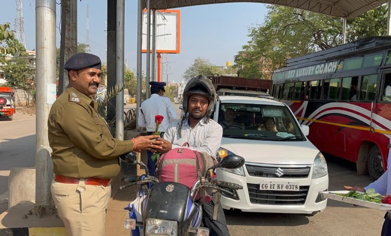 यातायात नियमों का पालन करने वाले चालकों का चॉकलेट और गुलदस्ते से सम्मान