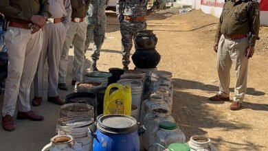 कबीरधाम: अवैध कच्ची शराब के खिलाफ पुलिस का एक्शन, बैगाटोला में मचा हड़कंप