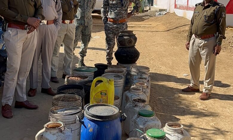 कबीरधाम: अवैध कच्ची शराब के खिलाफ पुलिस का एक्शन, बैगाटोला में मचा हड़कंप