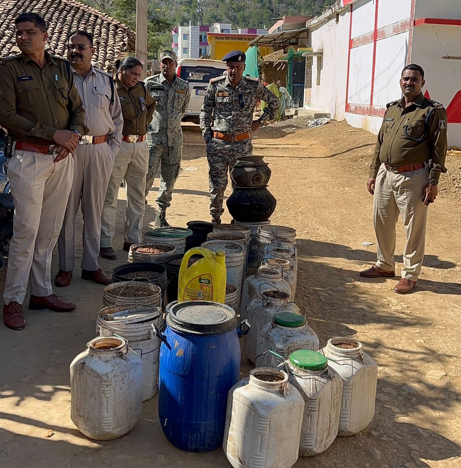 कबीरधाम: अवैध कच्ची शराब के खिलाफ पुलिस का एक्शन, बैगाटोला में मचा हड़कंप 1 कबीरधाम: अवैध कच्ची शराब के खिलाफ पुलिस का एक्शन, बैगाटोला में मचा हड़कंप