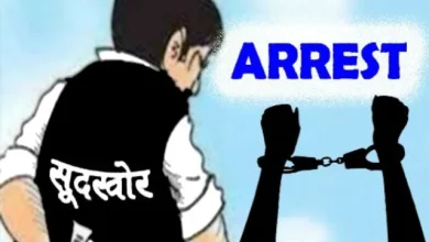 पुलिस की बड़ी कार्रवाई: सूदखोर गिरफ्तार, ₹12 लाख नगद, 92 ब्लैंक चेक, 12 मोटरसाइकिलें जब्त 2 पुलिस की बड़ी कार्रवाई: सूदखोर गिरफ्तार, ₹12 लाख नगद, 92 ब्लैंक चेक, 12 मोटरसाइकिलें जब्त