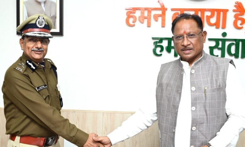 मुख्यमंत्री विष्णुदेव साय से नवनियुक्त पुलिस महानिदेशक अरुण देव गौतम ने की सौजन्य भेंट