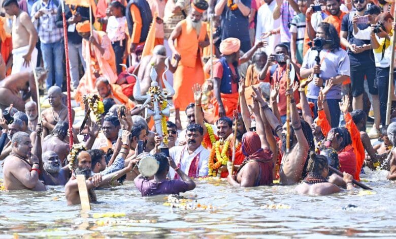 राजिम कुंभ कल्प समापन: शाही स्नान में शामिल हुए डिप्टी सीएम विजय शर्मा और केंद्रीय मंत्री तोखन साहू 10 राजिम कुंभ कल्प समापन: शाही स्नान में शामिल हुए डिप्टी सीएम विजय शर्मा और केंद्रीय मंत्री तोखन साहू